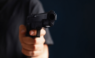 Amenazó a su pareja con un arma de fuego e intentó prenderle fuego