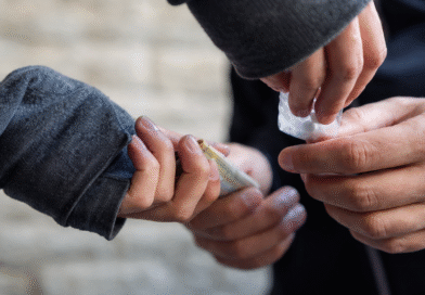 LO CONDENAN A DOS AÑOS Y SEIS MESES DE PRISIÓN DE EJECUCIÓN EFECTIVA POR TENENCIA DE ESTUPEFACIENTES CON FINES DE COMERCIALIZACIÓN LO CONDENAN A DOS AÑOS Y SEIS MESES DE PRISIÓN DE EJECUCIÓN EFECTIVA POR TENENCIA DE ESTUPEFACIENTES CON FINES DE COMERCIALIZACIÓN