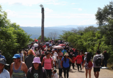 Disponen cortes y restricciones por el Vía Crucis hacia el Cerro de la Cruz y la procesión en el centro