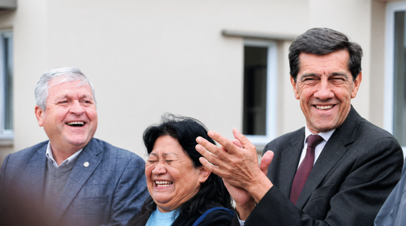 Sadir encabezó la entrega de 40 viviendas en Calilegua financiadas con recursos provinciales