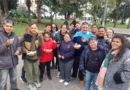 ORGULLO PATRIO Y RECICLAJE: ALUMNOS CON DISCAPACIDAD REPARTEN ESCARAPELAS SUSTENTABLES EN PLAZA BELGRANO