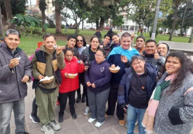 ORGULLO PATRIO Y RECICLAJE: ALUMNOS CON DISCAPACIDAD REPARTEN ESCARAPELAS SUSTENTABLES EN PLAZA BELGRANO