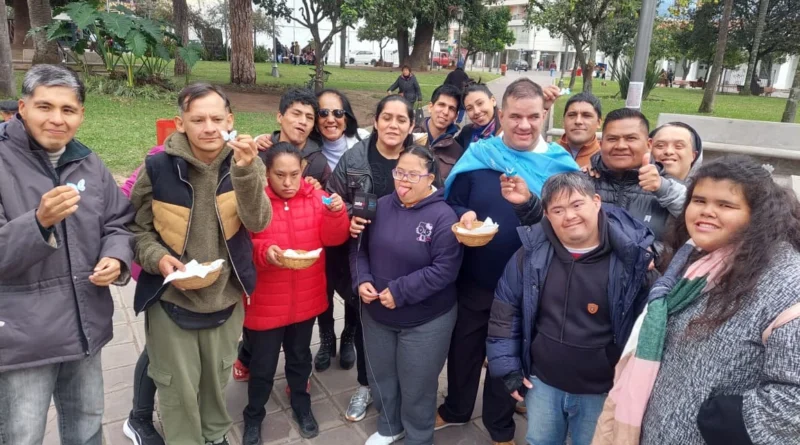 ORGULLO PATRIO Y RECICLAJE: ALUMNOS CON DISCAPACIDAD REPARTEN ESCARAPELAS SUSTENTABLES EN PLAZA BELGRANO