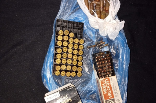 DISPARÓ CONTRA LA CASA DE SU EXPAREJA, FUE DETENIDO Y ENCONTRARON UN ARSENAL