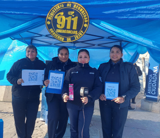 LA POLICÍA DE LA PROVINCIA DESPLEGÓ UN STAND INFORMATIVO PARA PROMOVER EL USO DE LOS TÓTEMS DE SEGURIDAD Y CONCIENTIZAR SOBRE LA LÍNEA 911