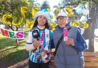FANÁTICOS JUJEÑOS SE CONGREGARON EN LA PLAZA BELGRANO PARA RENDIR UN EMOTIVO HOMENAJE A LIONEL MESSI EN SU CUMPLEAÑOS