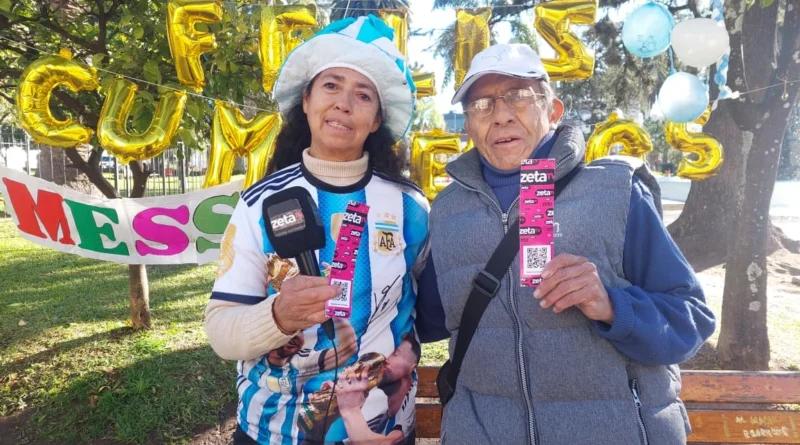 FANÁTICOS JUJEÑOS SE CONGREGARON EN LA PLAZA BELGRANO PARA RENDIR UN EMOTIVO HOMENAJE A LIONEL MESSI EN SU CUMPLEAÑOS
