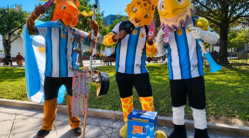 ¡CUIDADO CON EL INFARTO QUE LAS MASCOTAS DEL MUNDIAL SE VINIERON CAMINANDO DISFRAZADAS DESDE EL BARRIO!