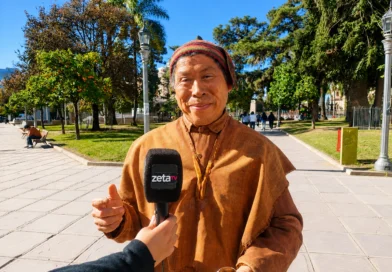 EL ARTE DEL SILENCIO INQUEBRANTABLE: UN EMBLEMA DEL CASCO CÉNTRICO REDEFINE LA IDENTIDAD ANDINA SIN PRONUNCIAR PALABRAS