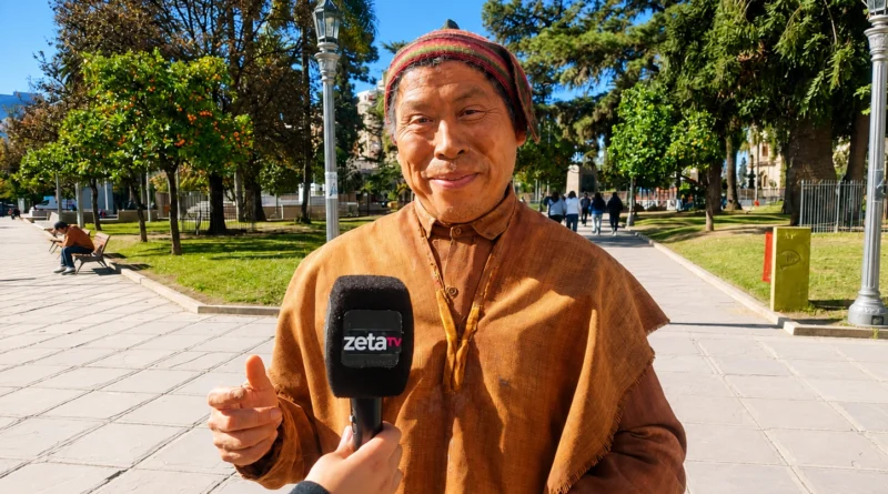 EL ARTE DEL SILENCIO INQUEBRANTABLE: UN EMBLEMA DEL CASCO CÉNTRICO REDEFINE LA IDENTIDAD ANDINA SIN PRONUNCIAR PALABRAS