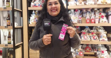 ¡EL AMOR SÍ TIENE PRECIO Y SE PAGA EN CHOCOLATES! EL CENTRO JUJEÑO SE LLENA DE ROMÁNTICOS EN APUROS
