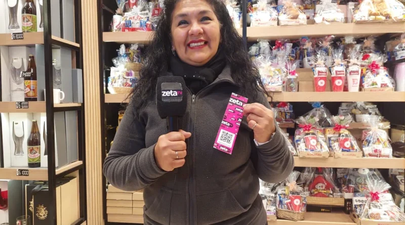 ¡EL AMOR SÍ TIENE PRECIO Y SE PAGA EN CHOCOLATES! EL CENTRO JUJEÑO SE LLENA DE ROMÁNTICOS EN APUROS