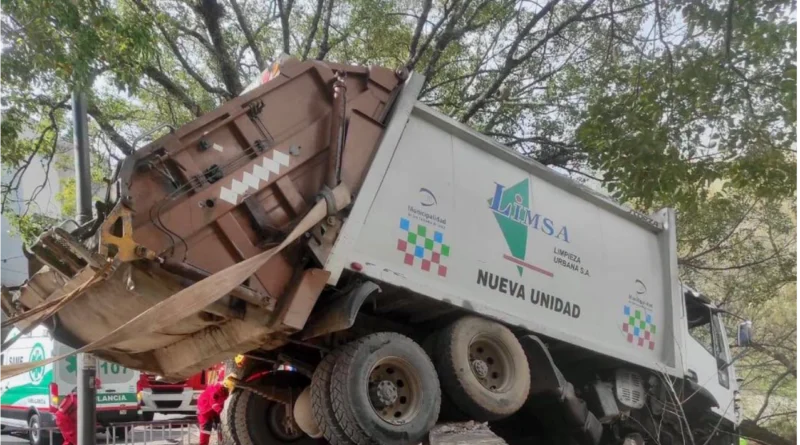 Operativo de rescate tras un siniestro vial en el río Xibi Xibi