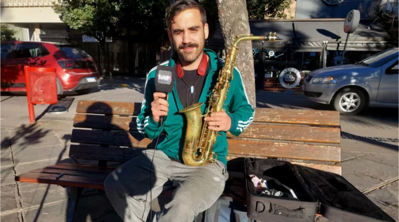 ¡CHAU TARIJA, HOLA AMIGOS! FEDERICO SNEIDER SE TRAJO SU SAXOFÓN DESDE BOLIVIA SÓLO PARA NO VER LA FINAL SOLO EN INSTAGRAM