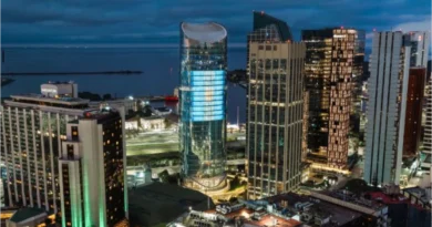 LA TORRE MACRO VUELVE A VESTIRSE CON LA BANDERA MAS GRANDE DEL PAÍS