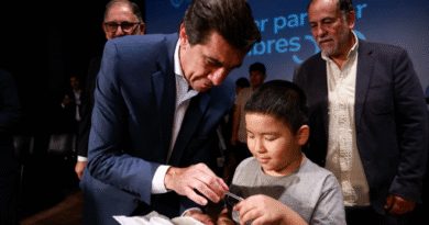 EL GOBERNADOR ENCABEZÓ LA ENTREGA DE ANTEOJOS DE ALTA COMPLEJIDAD A NIÑOS Y NIÑAS