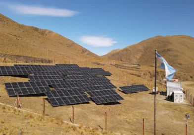 PUEBLOS SOLARES: EL PROGRAMA JUJEÑO QUE LLEVA ENERGÍA LIMPIA A LA PUNA Y AHORA BRILLA EN LATINOAMÉRICA