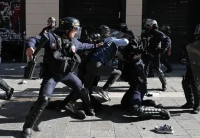 FRANCIA EN CRISIS: SAQUEOS, DISTURBIOS Y MÁS DE 2.400 DETENIDOS