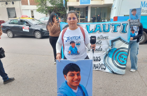 FAMILIARES DE LAUTARO FLORES RECHAZAN PRISIÓN DOMICILIARIA A LA IMPUTADA Y EXIGEN CUMPLIMIENTO EN EL PENAL